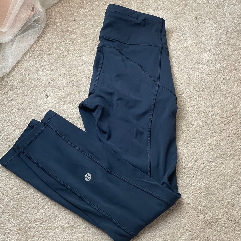 LULULEMON SIZE 4 NULUX CROPPED LEGGINGS IN NAVY BLUE WITH POCKETS